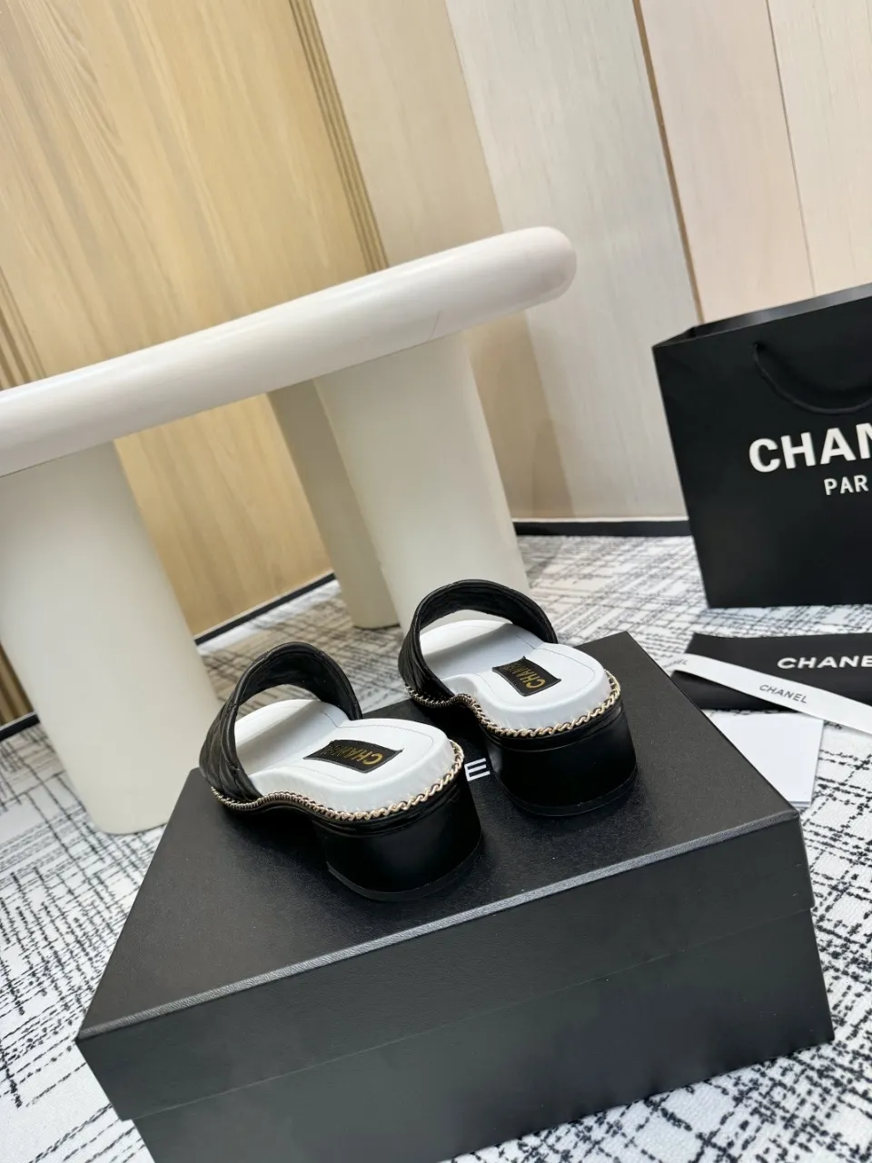 👟👟Ex-factory price 480👟👟 Top version Chanel Chanel - 2025 spring model, counter top double C sandals, this classic design; the extraordinary double C incorporates a variety of color elements... The diversified mix and match is very beautiful and versatile, very light on the foot, comfortable, super delicate and elegant, and can be used outdoors... ꫛꫀꪝ Go➫ Material: ❶Upper made of: Original imported sheepskin ❷Inner lining: Original sheepskin lining ❸Outsole based on: Original Italian genuine leather outsole Counter boutique packaging complete set for women 35–40 (customized for 41) 3 colors available (black, white, pink)